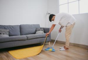 Виц: Кога мъжът започва да подрежда вкъщи? 