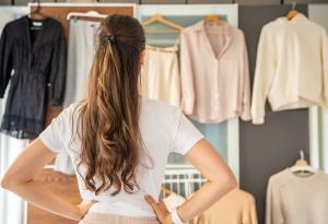 Виц: Колко дрехи трябва да има жената в гардероба