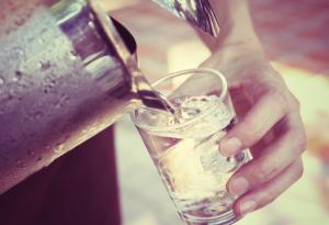 Каква вода да пием през лятото за оптимална хидратация