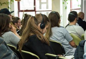 Слушалки с изкуствен интелект осигуряват групов превод с клониране на глас и 3D пространствен звук