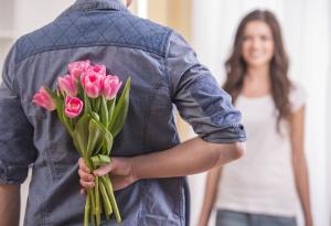 Виц: Мъж се прибира вкъщи с букет