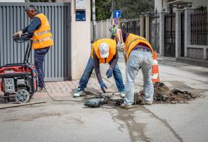 Виц: Бригадир към ВиК работници