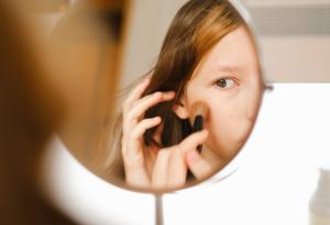 Виц: Тинейджърка се приготвя за дискотека