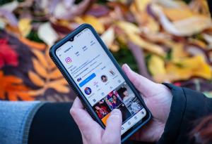 Виц: Как се казва човек, който не проверява Instagram-а си 24 часа?