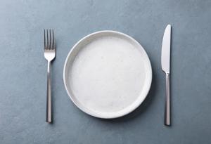 Виц: Келнер, тази чиния е влажна! 