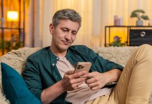 Виц: Търсят тъщата по телефона