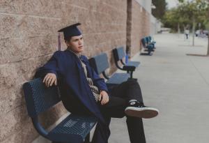 Виц: Абитуриент се стяга за бала в Габрово и моли баща си