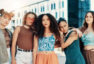 Защо модата от 90-те продължава да определя съвременния streetwear стил?