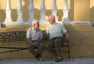 Виц: Кире, защо имаш две шпионки?