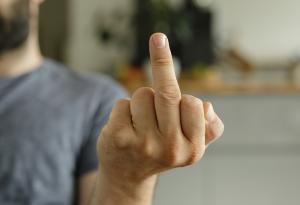 Виц: Никога не питайте българин следните три неща