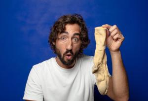 Виц: Ако мъжът е с чисти и здрави чорапи, бягай далече