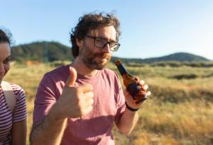 Виц: Алкохолът е най-големият враг на мъжете!