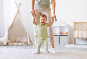 Детето опитва да ходи