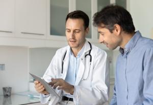 Виц: Докторе, сериозно ли е?