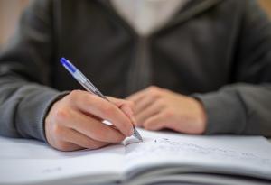 Той видя, че навън вали, и си легна пак: Има ли запетая пред "и"?