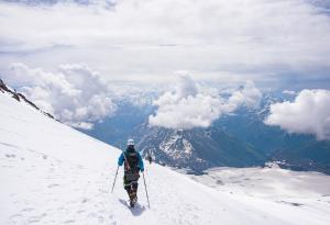 Виц: Алпинист се откъсва от скалата и полита в пропастта