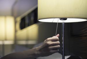 Виц: Може ли да се спи с включена лампа?