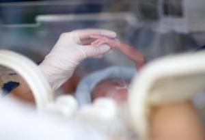 Историята на едно семейство, в което се ражда недоносено бебе