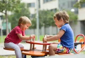 3 успешни стратегии, с които ще научите децата да споделят вещите си