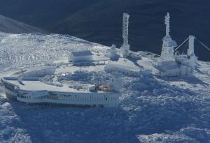 Отчетоха най-снежния месец на връх в САЩ, известен с екстремните си метеорологични условия