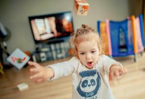 Защо детето си хвърля играчките