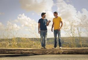 Вечерен виц: Как да науча момиче да плува?