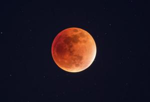 Тази вечер ни очаква „ягодова“ Луна и частично лунно затъмнение!
