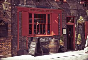 Виц: Надпис над вратата на квартална кръчма