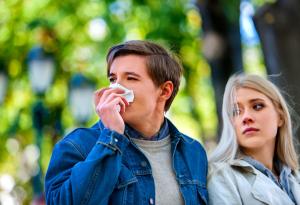 „Аз съм алергенът“ – супер рядкото заболяване, което кара всички останали да са алергични към вас