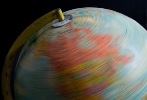 Колко по-различна щеше да е Земята, ако се въртеше в другата посока?