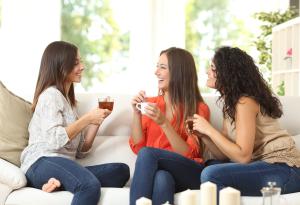 Виц: Три жени пият кафе и обсъждат свекървите си