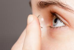 Учени създадоха "лечебни" контактни лещи 