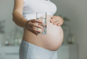 Съветват бременните и кърмещите жени да пият до 4 чаши вода повече от дневната норма