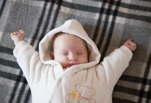 Грешка ли е буденето на бебето