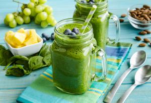 Рецепта: Зелено смути и бонбони с кокос