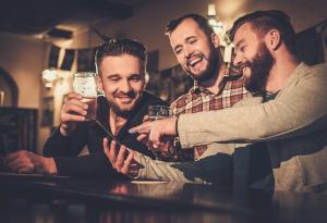 Виц: Пешо се ожени и вече не идва в кръчмата