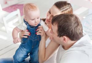 За да проговори, бебето слуша и имитира напева на вашата реч