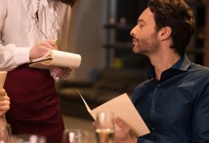 Виц: Клиентът пита сервитьора