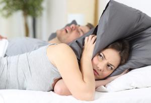 Да преборим хъркането със… стегнати чорапи