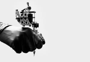 За първи път: Робот татуира жена