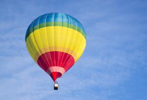 4 юни 1783 г. - Братя Монголфие осъществяват първия полет с балон, пълен с горещ въздух