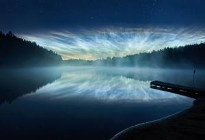 Феноменът "сребристи облаци" озарява лятното небе 