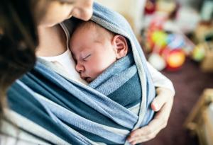 В слинг или в раница: как да носите бебето