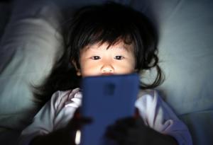 Смартфонът разваля съня и на най-малките