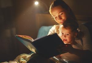 Защо детето иска постоянно да му четете една и съща приказка