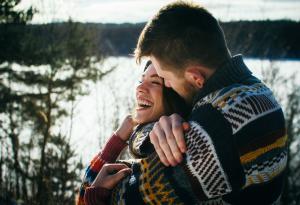 Когато мъжът прегръща жената, той я поставя в центъра на своята Вселена ❤