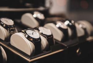 Виц: Колко струва този часовник?