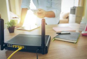 Виц: Как се сдобряваш с жена си, като се скарате? 