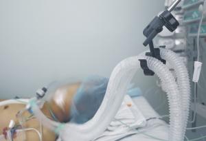 Сърцераздирателно видео от болница в Италия показва как лекарите са затрупани с пациенти в критично състояние