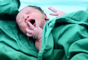 Роди се първото (документирано) бебе с антитела срещу COVID-19, след като майката е била ваксинирана по време на бременността